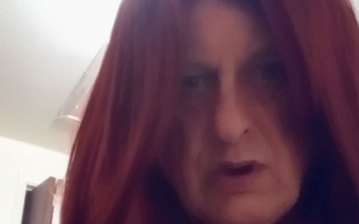 Patti Xdresser: Patti pokazuje swoje małe cycki z dużymi sutkami, prosząc facetów,...