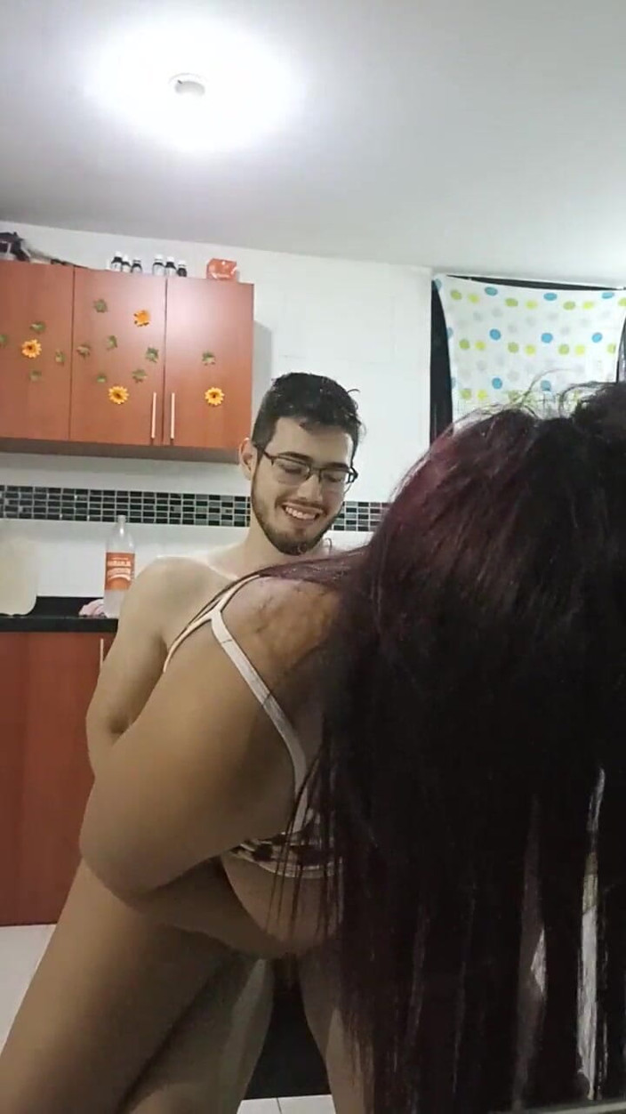Pikaa6: 18letá brunetka s velkými povislými prsy z New Yorku ve...