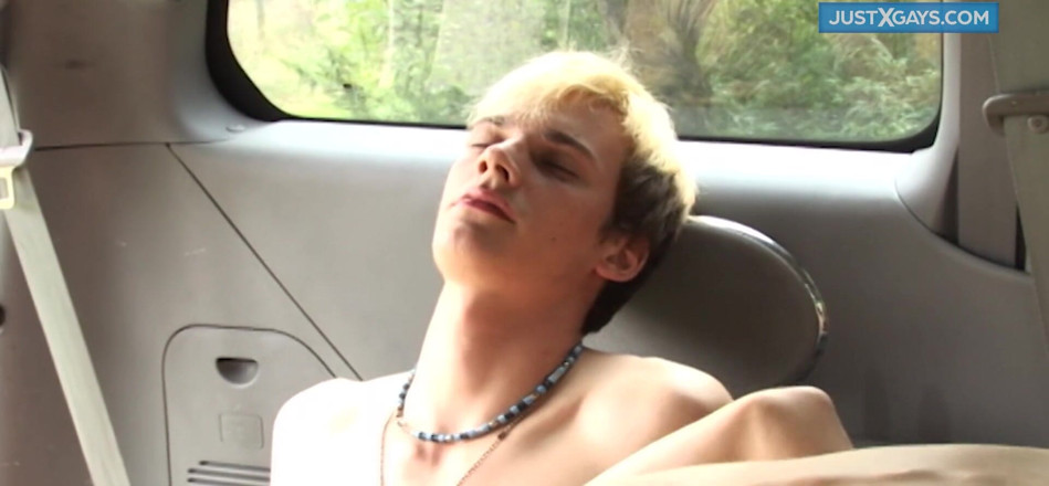 Just x gays: Sexo gay quente no carro