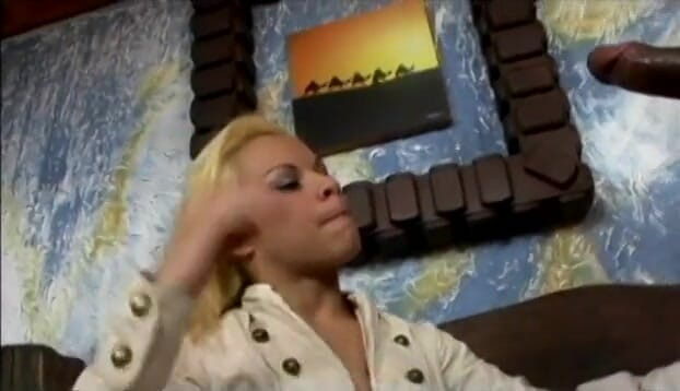 First Black Sexperience: Een prachtige blonde latina slet neukt en neemt een lading...