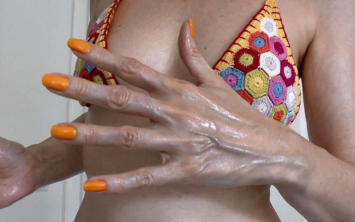 Lady Victoria Valente: Tangan berminyak dan kuning menjolok
