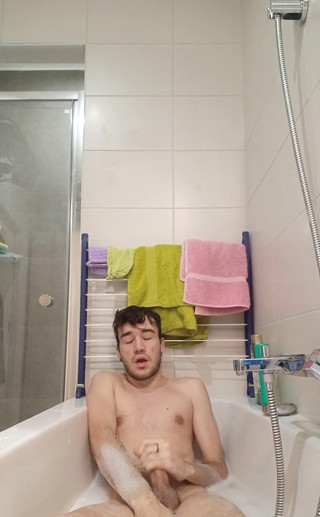 Ilsuccubus: ¡Video mío jugando solo en el baño!