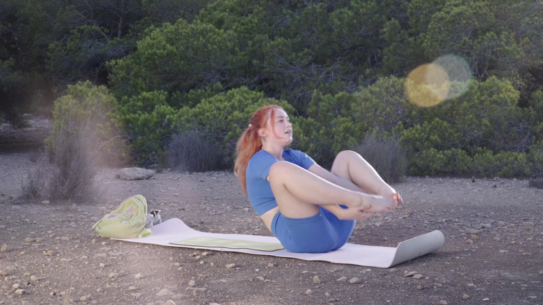 Sheryl X Sinclair: Wald-yoga im freien mit glücklicher baby-pose!