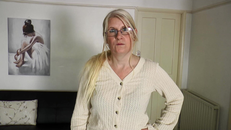 Britishmilf: धार्मिक मम्मी लंड की भूखी रंडी में बदल जाती है