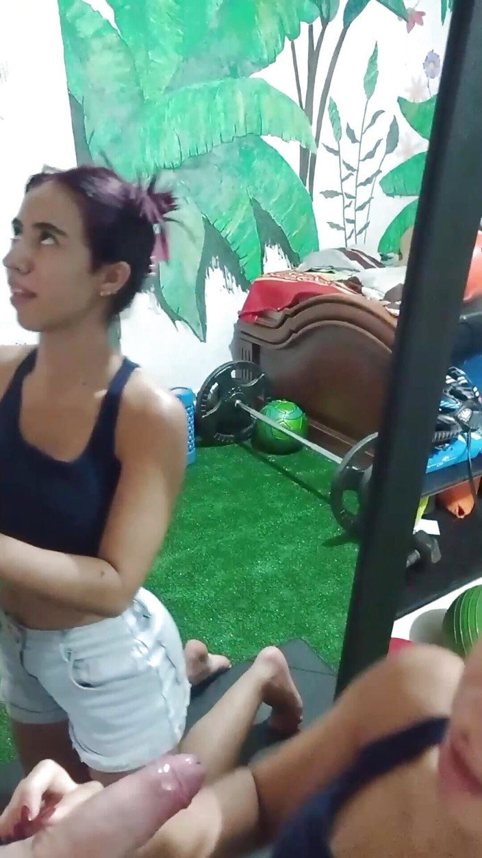 bitchsultry: Plachá 18letá studentka s velkým zadkem nechodí do třídy a jde...