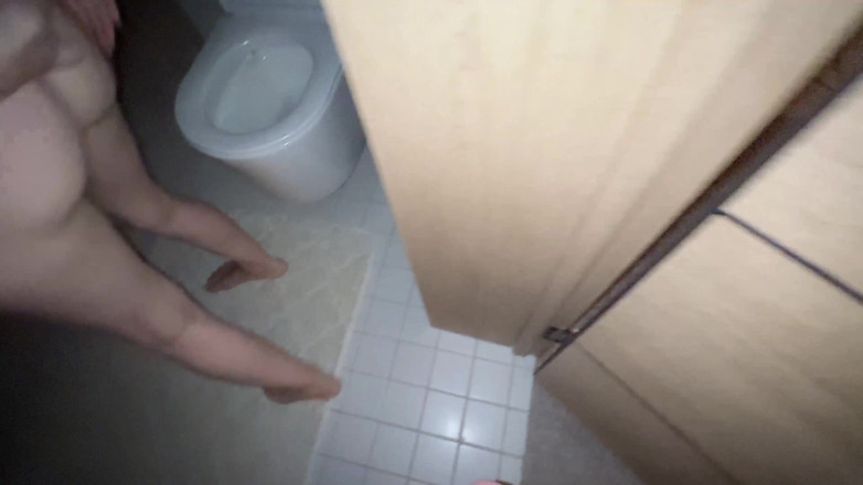 Gigi oficial: 69岁的男人让我拍摄我撒尿