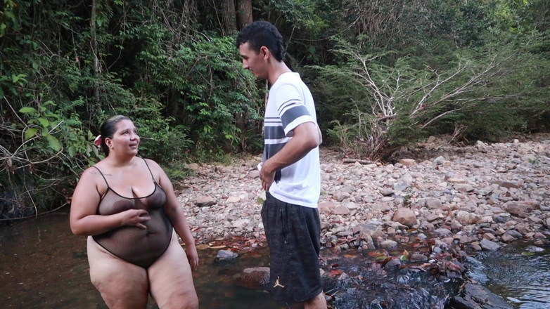 Lexly_16: Mijn buurvrouw minnaar scheert mijn ei en zuigt het dan...