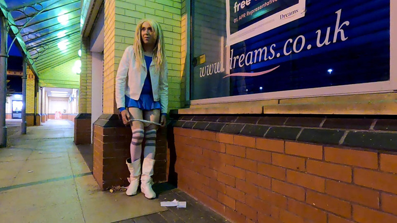 The Midnight Minx: Miga crossdresser poza sklepem
