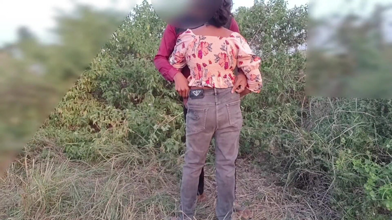 Fuckkkker: 热辣的大屁股大学青少年在丛林中啪（印地语音频）操户外 Yoursoniya