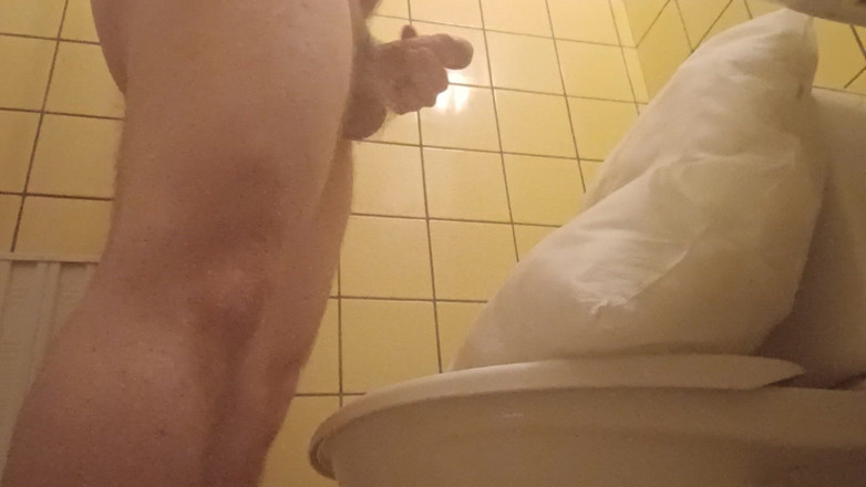 Ed Eden: Crot di toilet pakai bantal