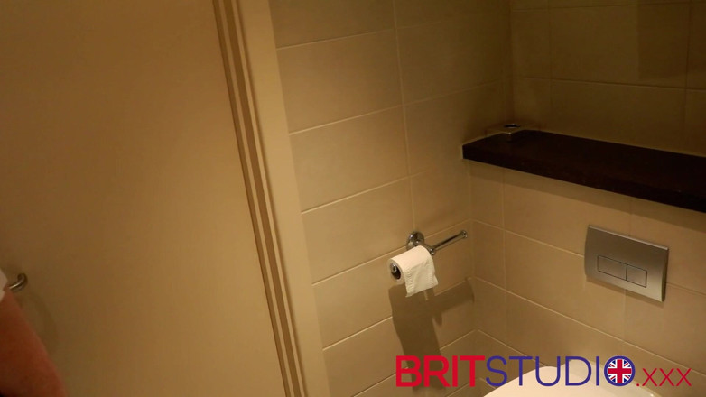 Brit Studio: トイレで小便をする学生