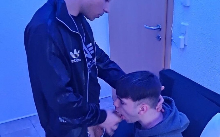 boyzxy212: Scally boy gebruikt de mond van zijn homo-teef om zijn...