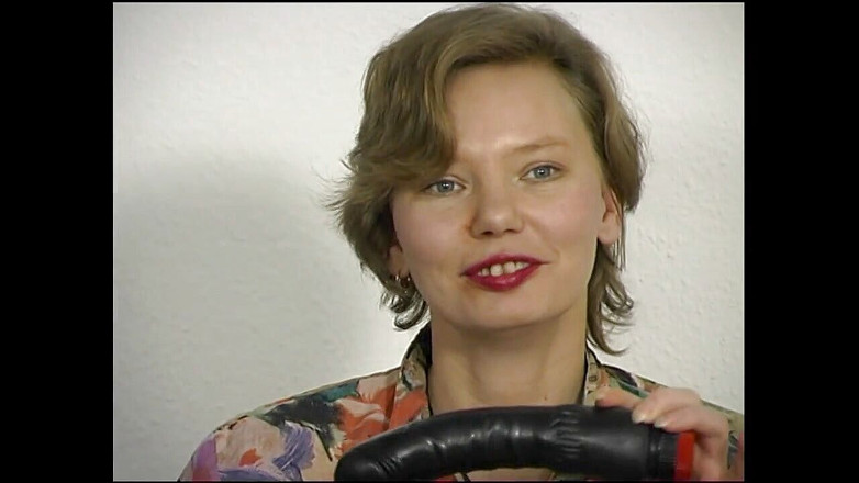 VintageXMovies: Mujer de tetas pequeñas follando en el piso