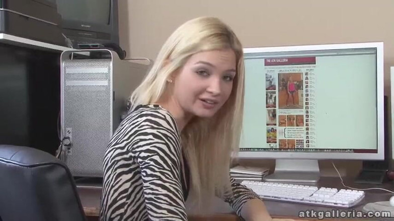 ATKIngdom Fans: Pequena loira se masturbando