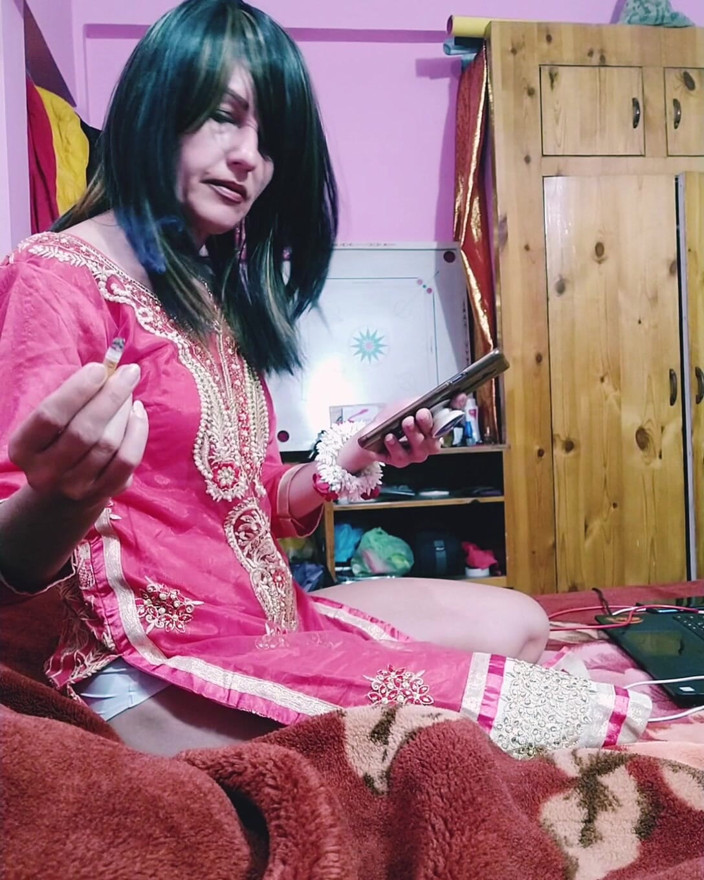 Bolly Karma: Sexy milfka kouří, než saje ptáka