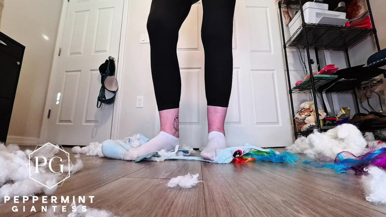 Peppermint Giantess: 67 La gigantessa con le calze sporche distrugge lentamente l'enorme...