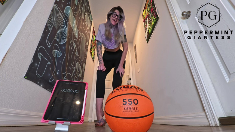 Peppermint Giantess: 6'7 una pallacanestro alta tiene una sfida per quanto tempo...