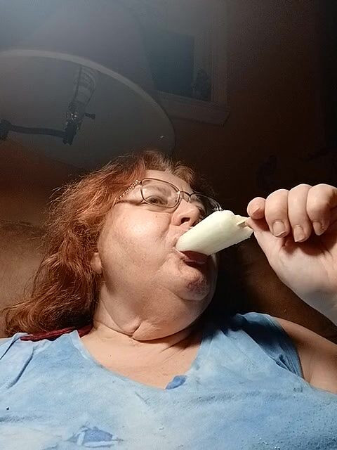 BBW nurse Vicki adventures with friends: Їсть крижану холодну лінію