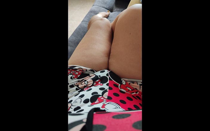 Emily-Chan: Ma belle-mère applique de la crème sur ses pieds en...