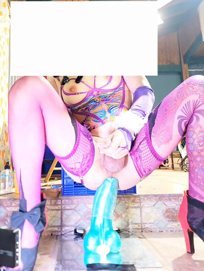 Benito414: Une jolie tapette transsexuelle chevauche un gros gode anal sans...