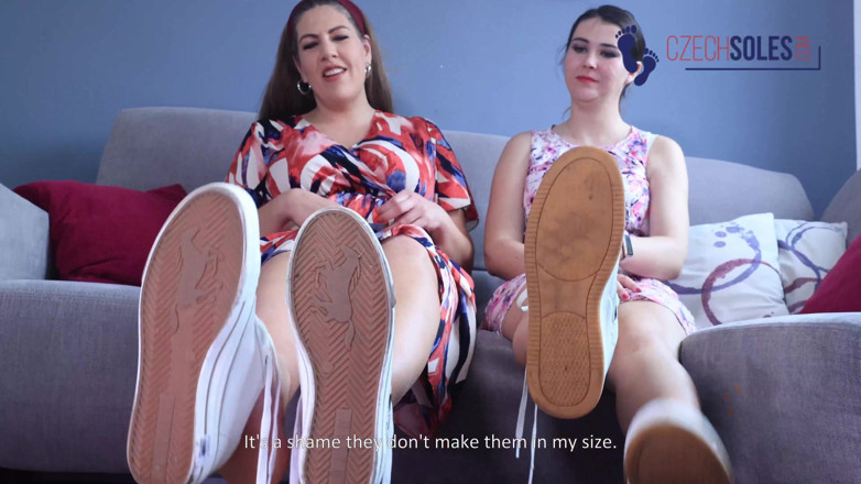 Czech Soles - foot fetish content: Deux plus gros modèles de foot size comparent et taquinent