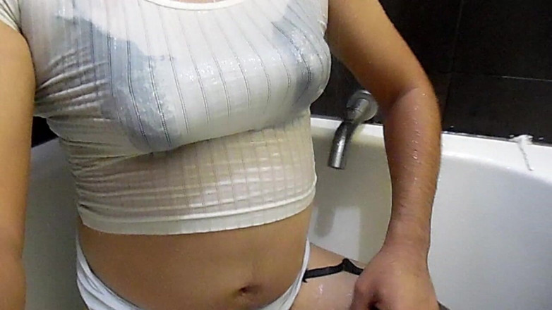 Wet lingerie: Další video s mokrým prádlem