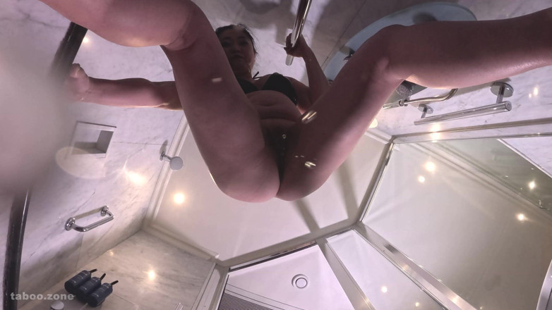 PeeFetish: Matură sexy asiatică are nevoie de un sclav cu pișat -...