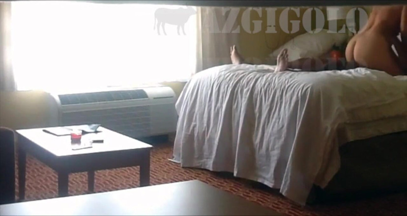 AZGIGOLO: Une chaudasse blonde visite ma chambre d'hôtel pour déjeuner