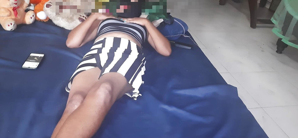 PinkyCouple: Fată desi gemând tare în timp ce își masturbează pizda video Luate...