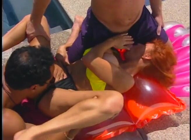 Vintage Usa: Piscina lamiendo coño dedeándose chupando polla, trío