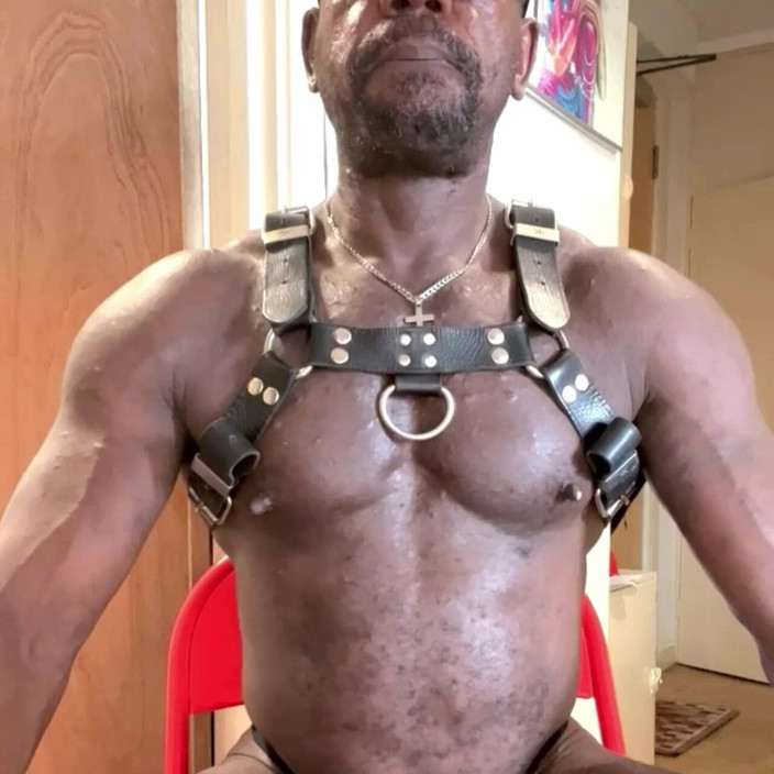 Black Muscle Stepdad: Sesja uprzążu skórzanego Flex &amp; Smoke &amp; Load Busting