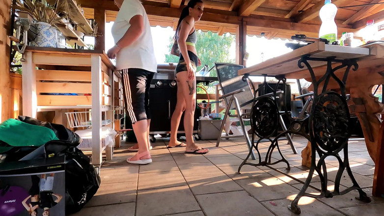 Leon Lambert Girls Twerk Parties CFNM: La festa alla griglia della vicina, ragazze strette calde in...