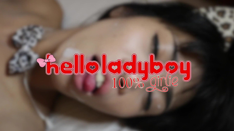 Hello Lady Boy: Thaise babe duwt grote lul in beide gaten