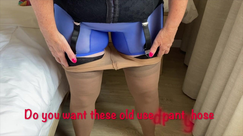 Mr MF: Mme mature aux pieds recouverts de nylon