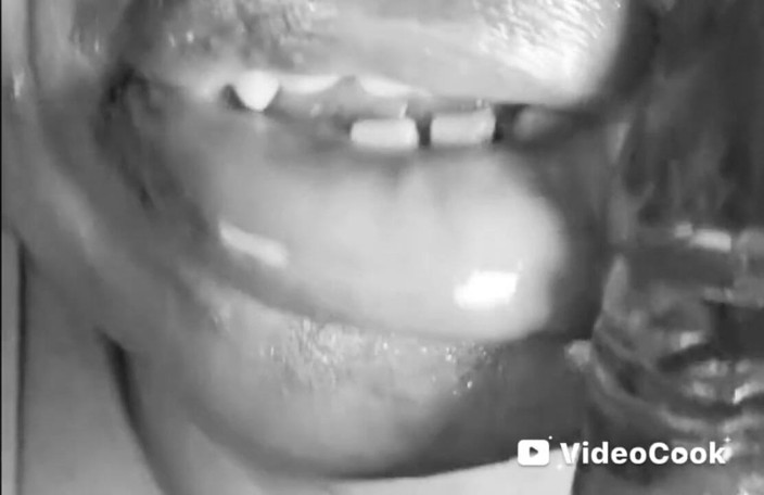 The Nasty House: Une Bite Lubrique Suce Des Lèvres !!!