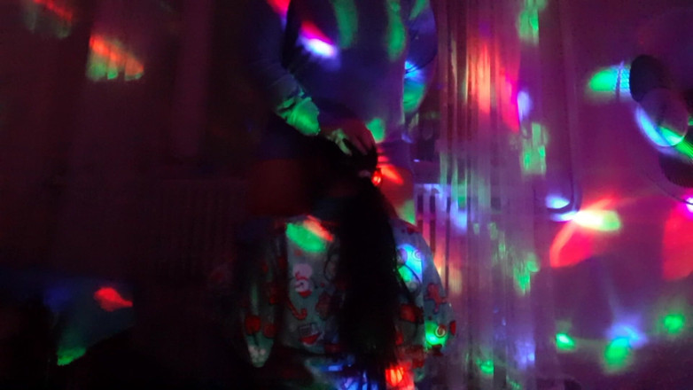 Lesbian-illusion: La o petrecere, în timp ce toată lumea dansa, ne-am dus...
