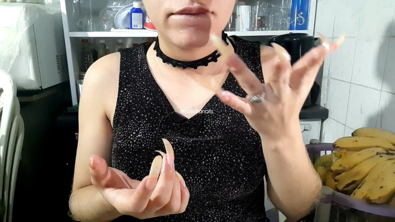 Goddess Li: Ongles pulpeux