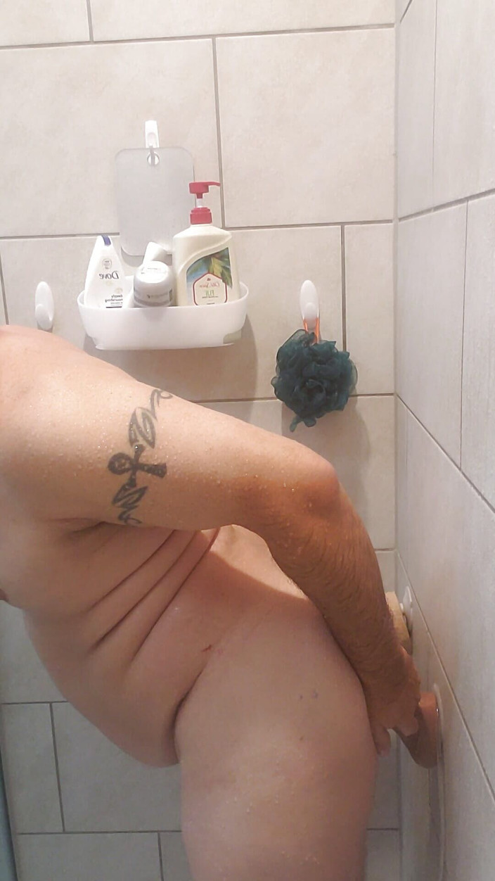Texas Sissy: In kuisheid neuken van 9 en 30 cm dildo's onder de douche,...