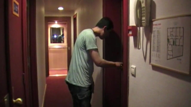 Gaybareback: 2 homo's geneukt door Arabier in de hotelkamer