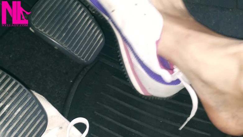Nyllady: Barfuß-Revving in Puma Sneakers