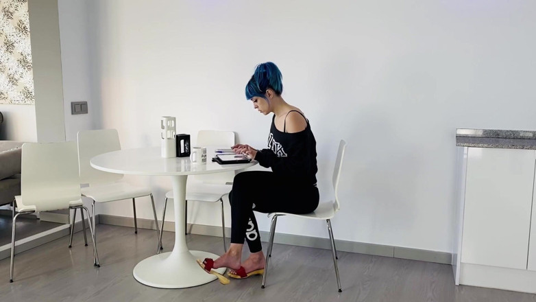 Candystart Videos: Melesat dan Menjuntai di Kantor