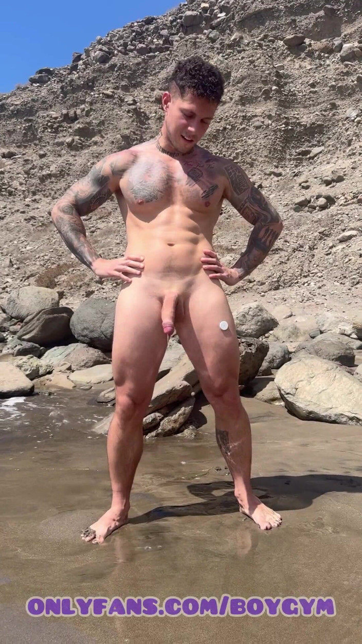 BoyGym: Enorme sborrata senza mani nella spiaggia nudista