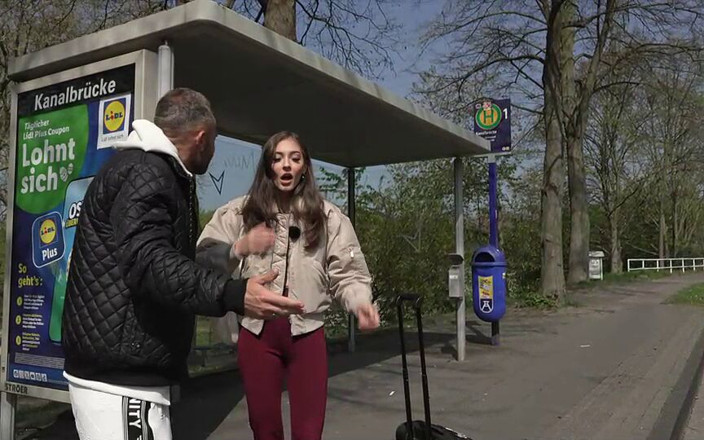 Strassenflirts by Magmafilm: Elle attend le bus depuis plus d’une heure