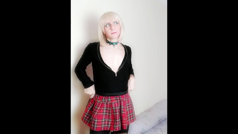 Faustine: Crossdresser banci seksi skirt stoking bagus senyuman pantat zakar