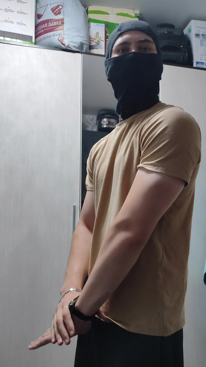 Ethan Alpha: Fleksibel panas dengan Take Shower