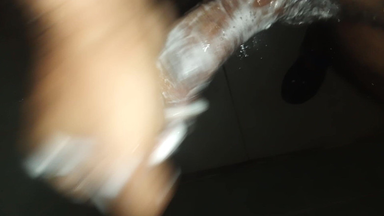 Cute boy jerks off: Un mec à pénis se masturbe dans la salle de bain...