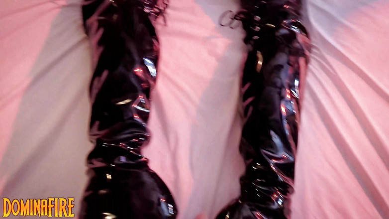 DominaFireOfficial: Dominafire joue avec sa tapette menottée en latex