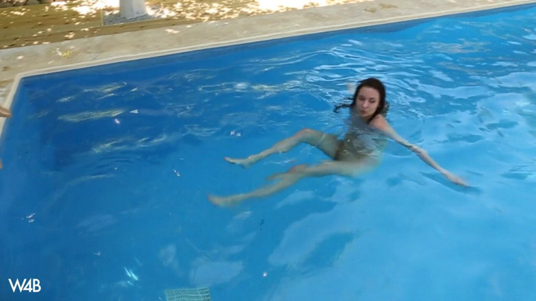 Watch4beauty: Summer Pool Fun