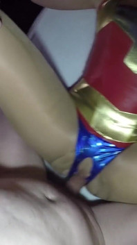 Natacha Guapa est Wonder Woman prisonnière dans une maison de sexe