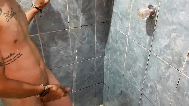 THELOVING1: Me follo a mi hermanastro en la ducha hasta que...